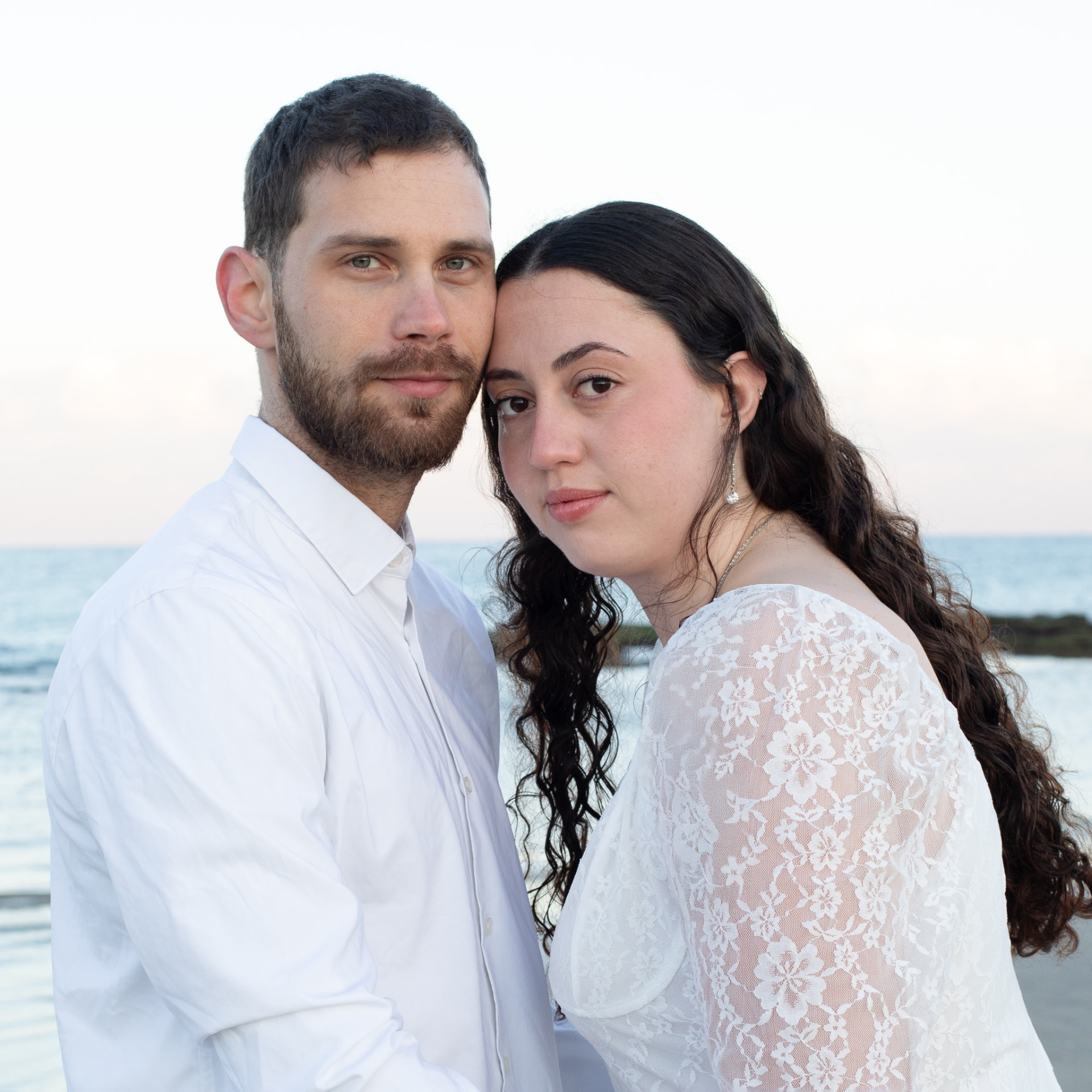 צילום זוגי בלבן על שפת הים